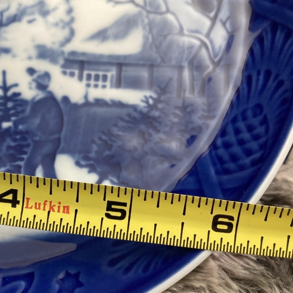 Royal Copenhagen Blue Winter Scene Plate - Picture 15 of 16